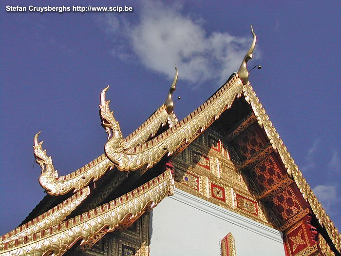 Chiang Mai - Doi Suthep Rijkelijk versierde tempel Doi Suthep boven op een hoge heuvel. Stefan Cruysberghs